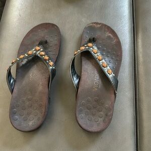 Vionic in good condition sandals. Bronze color size z39 or women 8-8.5.